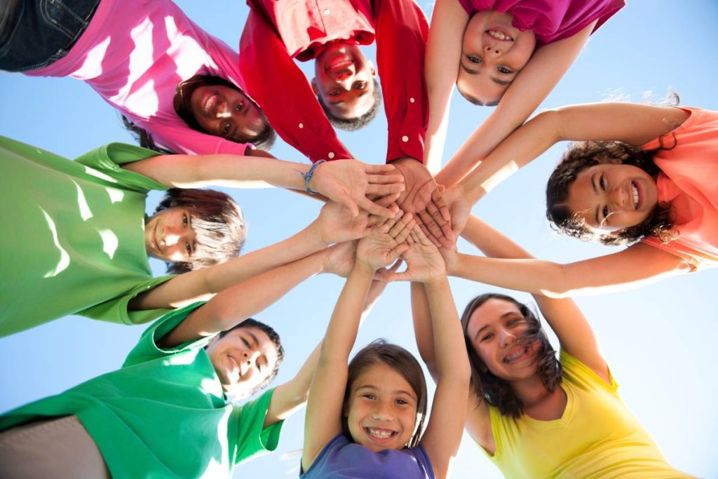 família pode ajudar autistas a fazer amigos