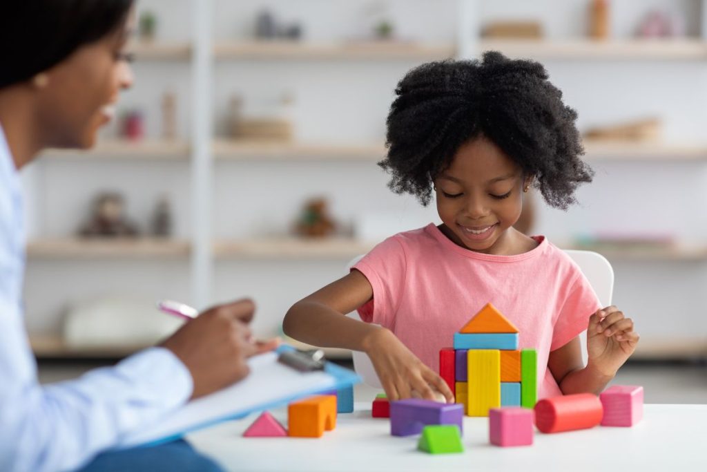 como contar ao filho que ele é autista - crianças menores